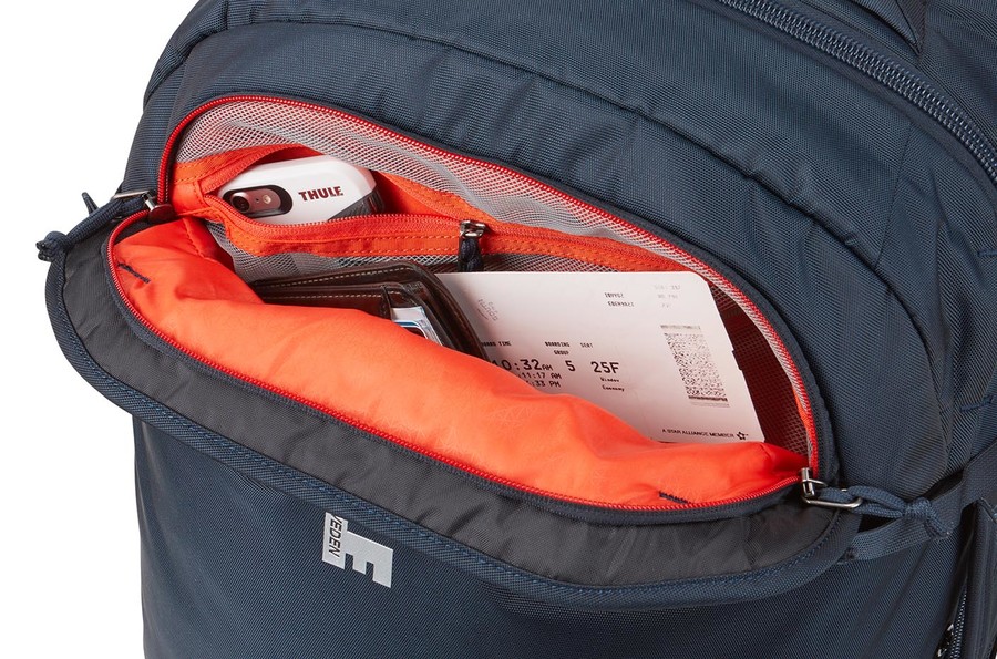 THULE Subterra gurulós bőrönd 56L sötét kék (3203450)